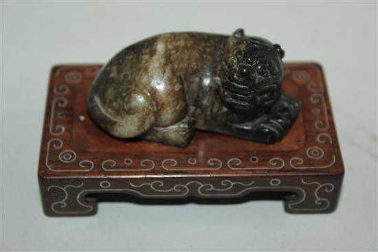 A Chinese grey and black jade figure of a recumbent lion-dog, 18th / 19th century, 8.8cm